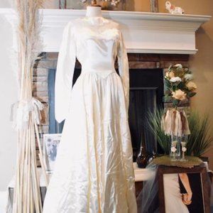 Vintage 1940s/50s Ivory Satin Long Sleeved Illusio
